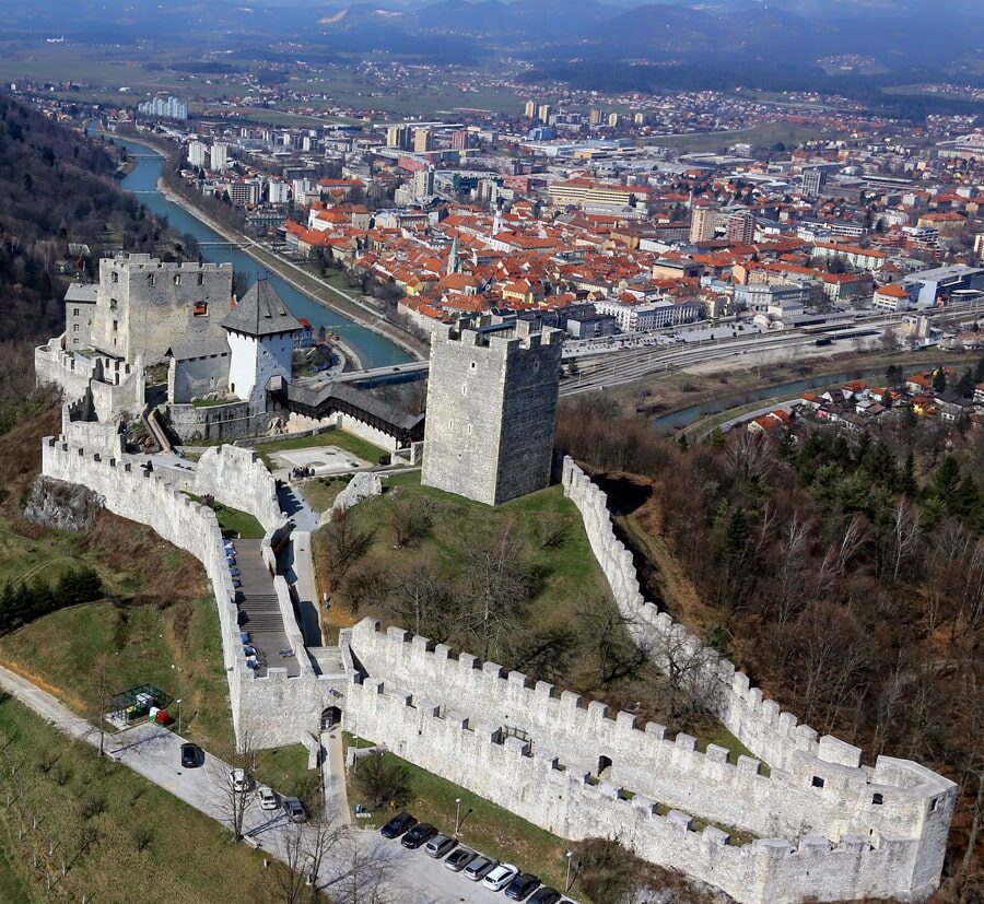 Pogled na Celjski grad in mesto Celje