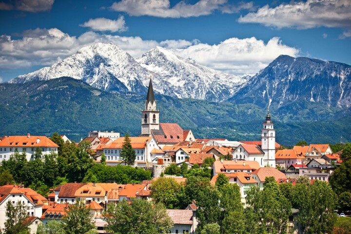Panorama Kranja s Kamniško-Savinjskimi Alpami v ozadju