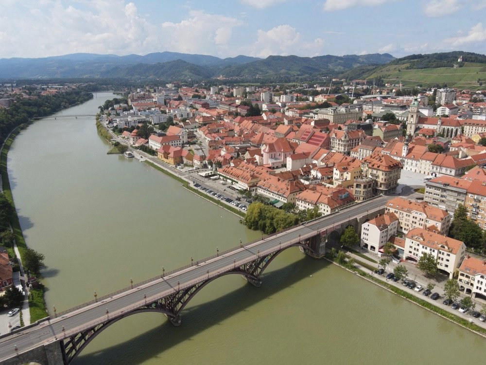 Pogled na Maribor s Starim mostom čez Dravo