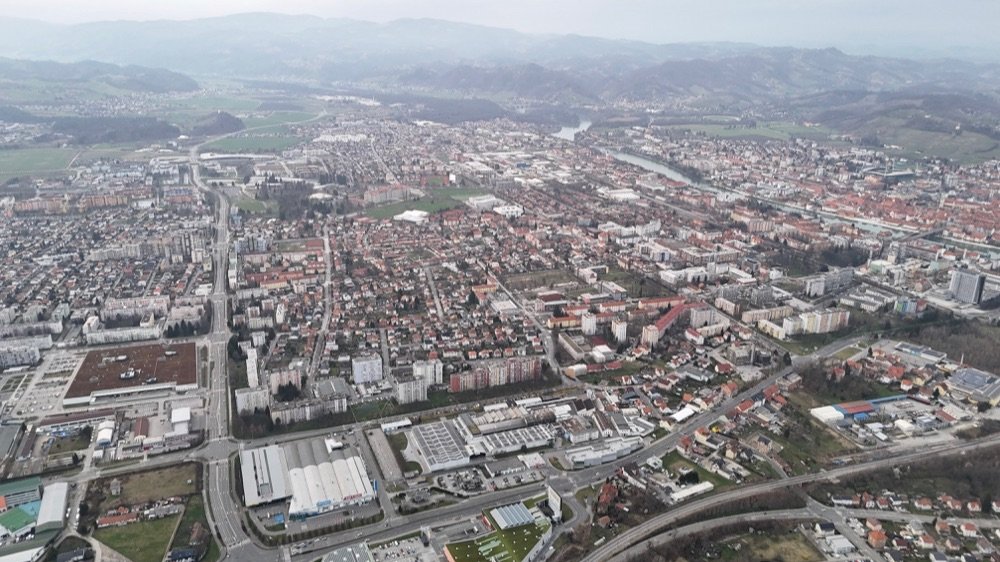 Zračni pogled na naselje večstanovanjskih blokov v Mariboru
